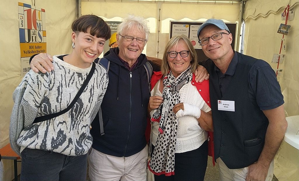 Foto: VHS 100 Jahr-Feier:  Besucherinnen und Besucher am Stand des Abendgymnasiums