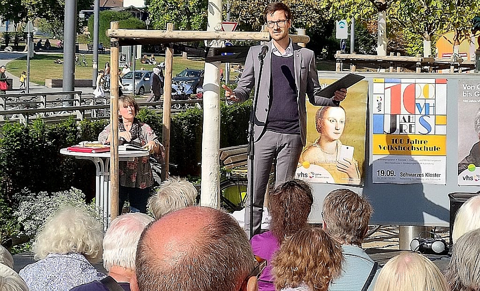 Foto: VHS 100 Jahr-Feier:  der Freiburger Oberbürgermeister Martin Horn